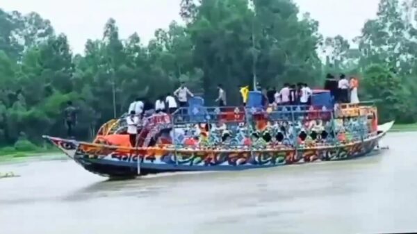 কালিয়াকৈরে তুরাগ নদে পিকনিকের নামে নৌকায় তরুণ তরুণীর অসামাজিক কার্যকলাপে অতিষ্ঠ এলাকাবাসী