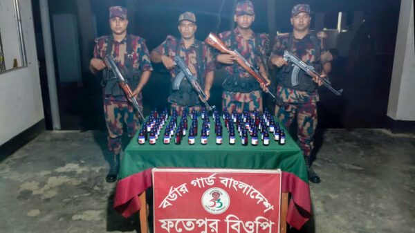 চাঁপাইনবাবগঞ্জ সীমান্তে ৫৩ বিজিবির অভিযানে ৯৬ বোতল ভারতীয় এস্কাফ সিরাপ জব্দ
